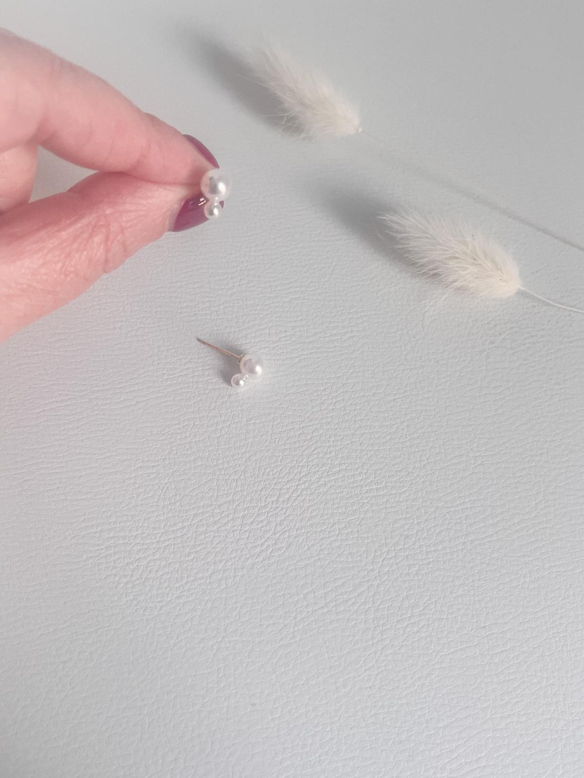 Pearl studs