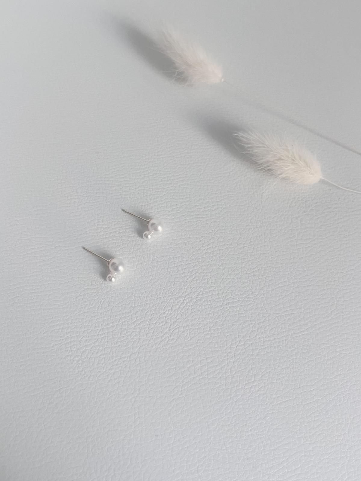 Pearl studs